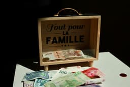 13.000 de euro aruncați dintr-o mașină după o ceartă în familie! Află ce s-a întâmplat cu banii și cum a reacționat lumea!