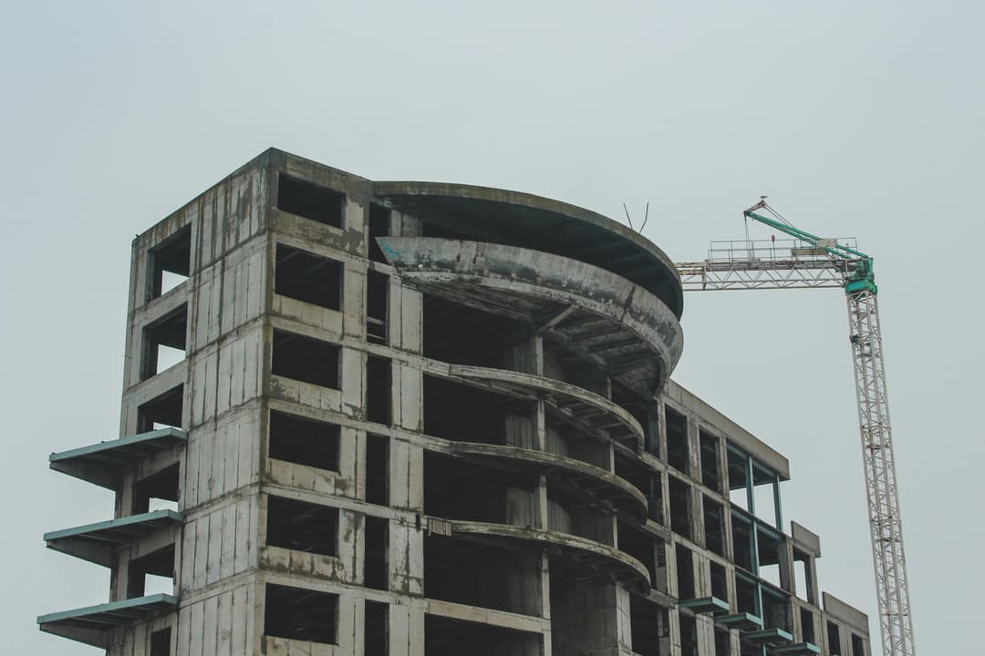  cartier de 2.000+ apartamente și turn impunător lângă Parcul Tăbăcăriei.