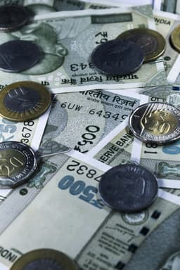  500 de monede nedeclarate, confiscate de la doi străini în drum spre Dubai!
