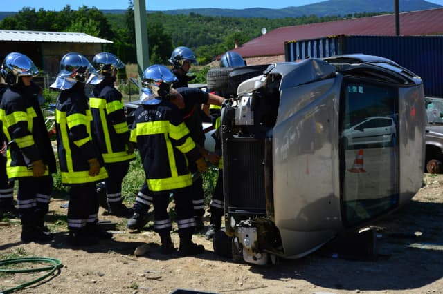  autoturism răsturnat, o persoană rănită și conștientă ajutată de pompieri și SAJ