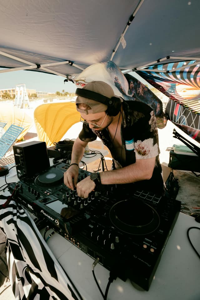  Valuri de Distracție la Mamaia: Minivacanța de 1 Mai a Transformat Stațiunea în Centrul Festivalului cu Artiști de Top și Mii de Turiști