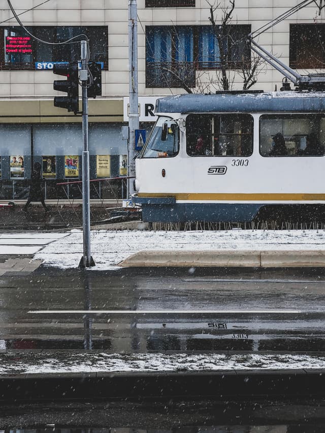 Din cauza nevoilor actuale, telegondola din Mamaia ar putea fi înlocuită cu un tren modern, tramvai sau light rail. Află mai multe!