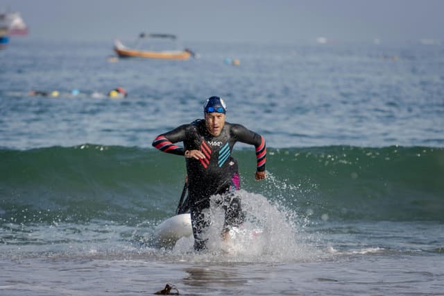  Diana Șoșoacă sărbătorește 1 Mai cu un spectacol în Neptun - De la baie de mulțime la înot în mare!