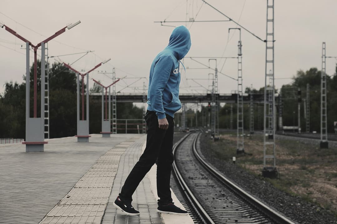 Femeie cu BMW ignoră calea ferată și suferă impactul unei locomotive VIDEO