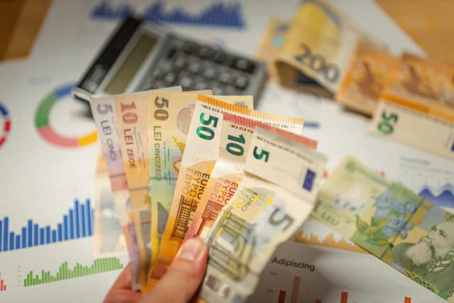  Impactul Nicușor: Leul câștigă teren față de euro și dolar, bursa explodează, dobânzile românilor în declin accentuat