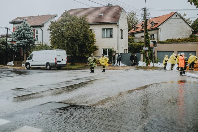  Cod Portocaliu la Rasova! Alerte de Ploi Torențiale și Vijelii în Vestul Județului Constanța
