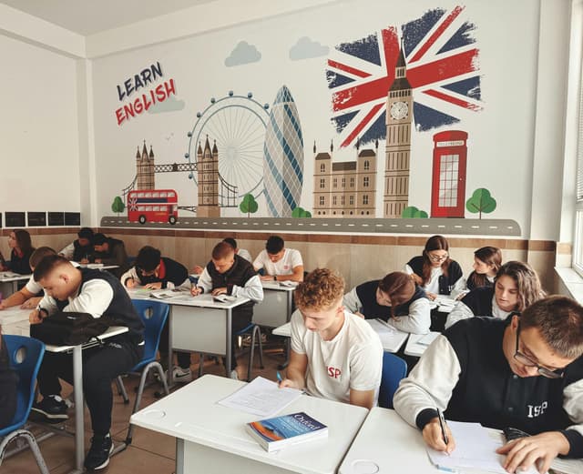 Cum se va desfășura bacalaureatul pentru elevii care încep clasa a IX-a în 2025, fără schimbări majore.