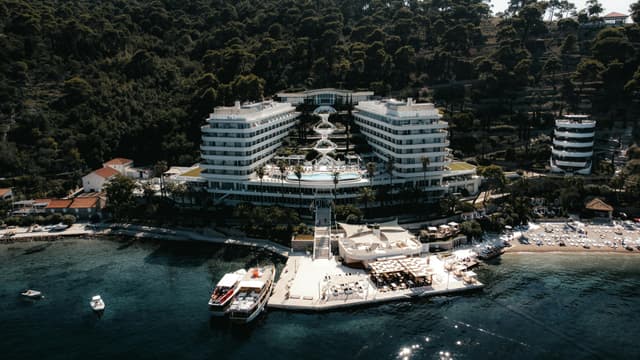  Licitație pe Litoral: Hotel Azur Costinești Disponibil pentru Închiriere în Sezonul Estival 2025. Apelează BTT pentru Detalii!