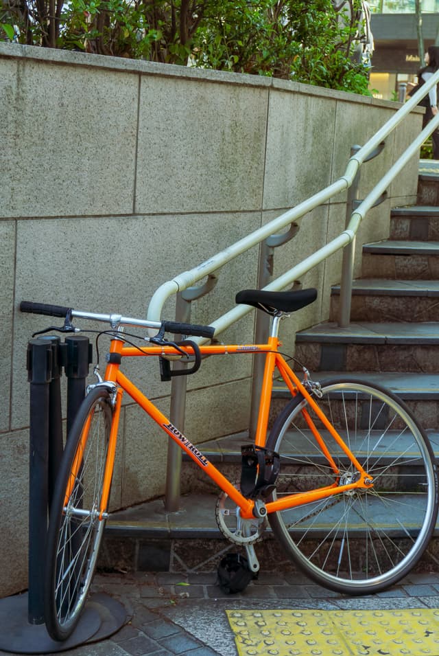  Tineri din Constanța surpinși distrugând biciclete și mobilier de loc de joacă - Poliția în alertă!