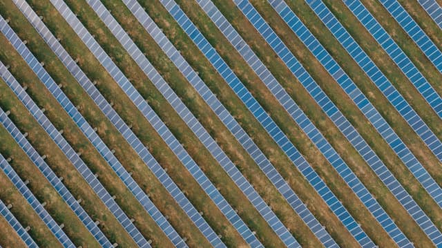  Intervenție de Urgență la Tulcea! Incendiu Devastator la Depozitul de Panouri Fotovoltaice - Află Detaliile Cruciale!