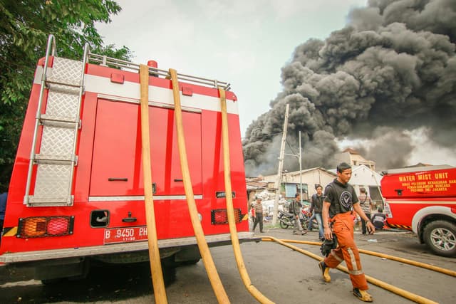  Incendiu la o Bucătărie de Vară pe Strada Dobrogeanu - Intervenție Rapidă a Pompierilor pentru Siguranța Locală