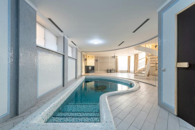  lux de 575 mp, la doar 800 m de faleză, preț 700.000€+