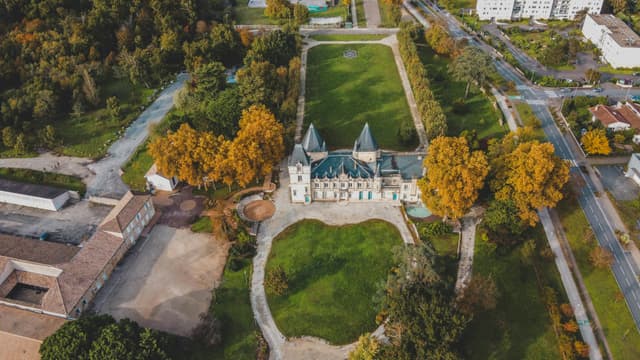  Vilă de 3 milioane de euro, dublu față de un castel în Franța!