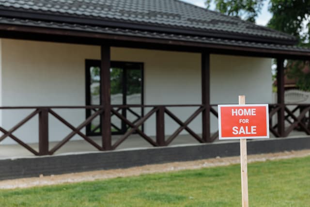  Piața imobiliară constănțeană în impas: Decizia Bucureștiului privind dosarul Retrocedărilor influențează zeci de terenuri. Află sentința crucială!