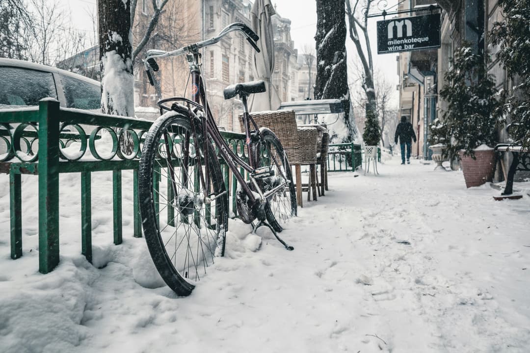  Abandonul Pietonilor în Favoarea Mașinilor - Oraș Fără Trotuare? Descoperiți Realitățile Urbane de pe Strada Partizanilor!