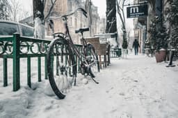  Abandonul Pietonilor în Favoarea Mașinilor - Oraș Fără Trotuare? Descoperiți Realitățile Urbane de pe Strada Partizanilor!