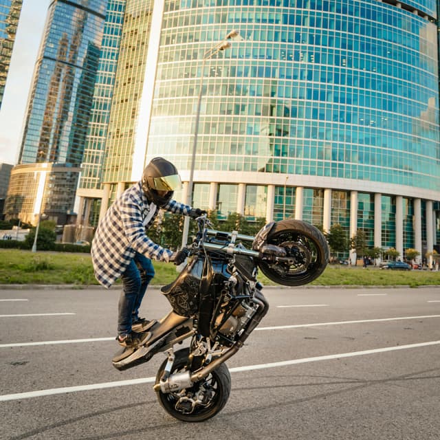  Show pe Bulevardul Mamaia - Motociclist Surprins în Acrobații Riscante, Căutat de Polițiști