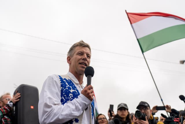 Liderul opoziției din Ungaria traversează România pe jos pentru a câștiga sprijinul comunității maghiare și a provoca dominanța lui Orban