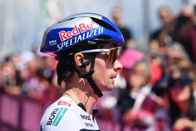 Primož Roglič abandonează Giro d’Italia 2025 după căzătura dramatică din etapa 16, punând capăt visului de al doilea titlu.